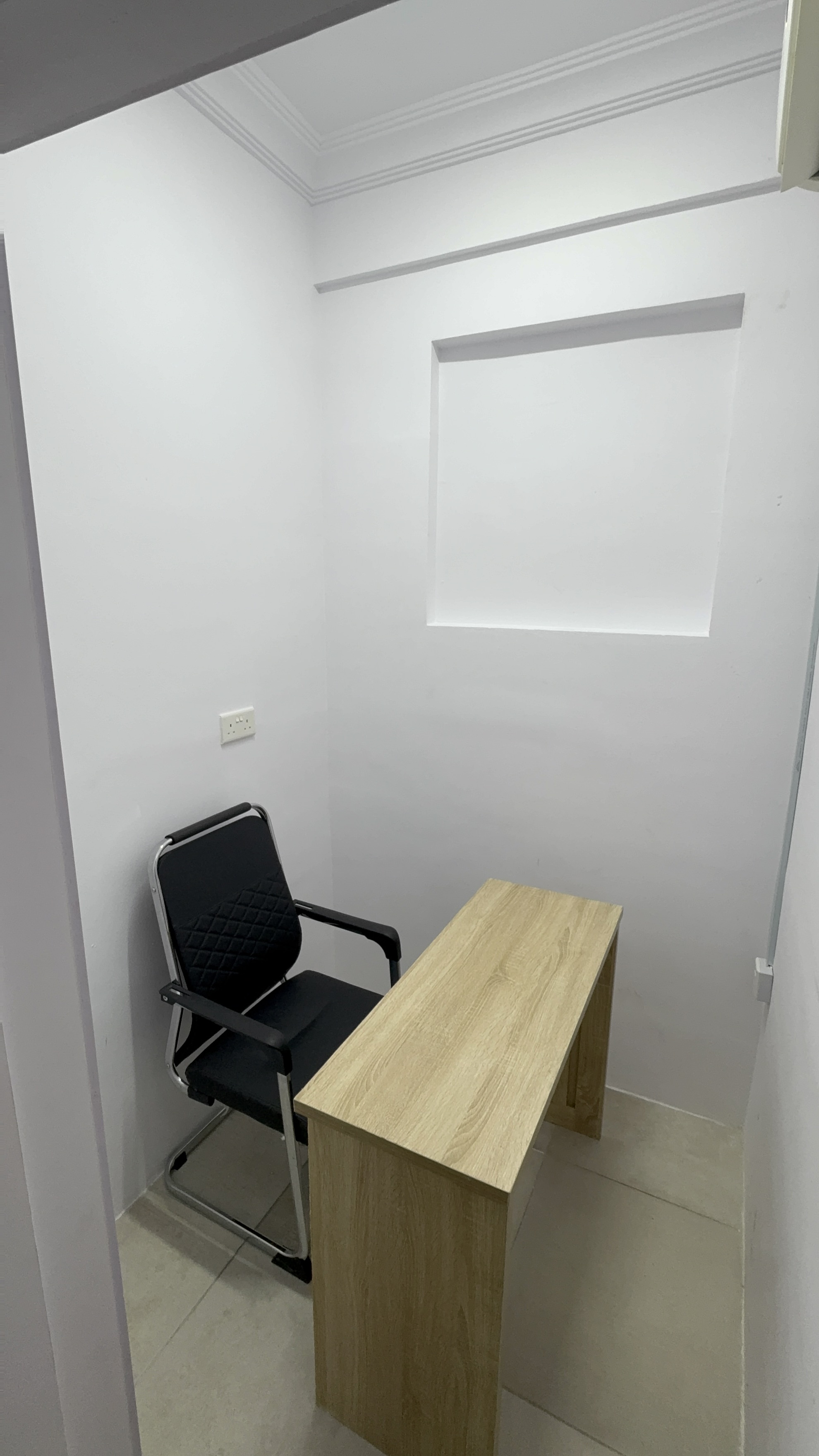 Private office desk at Befitting Hub with ergonomic chairs and bright lighting
